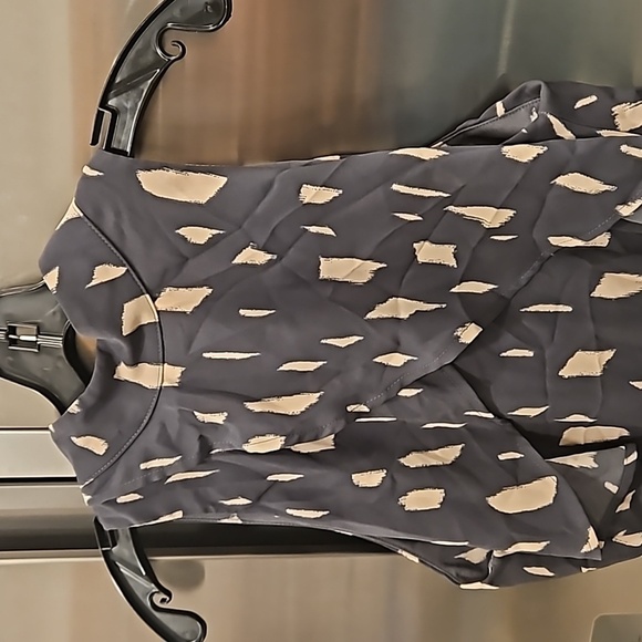 💕VERONICA M💕 Sleeveless Ruffle Blouse ~ Gray Print Medium M NWOT - Picture 2 of 7